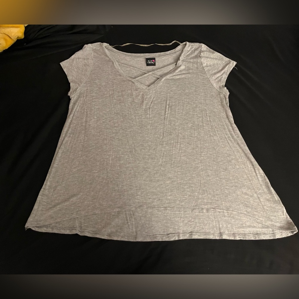 Junior’s Eye Candy V neck cross cross high low gray short sleeve top size 2x/3x